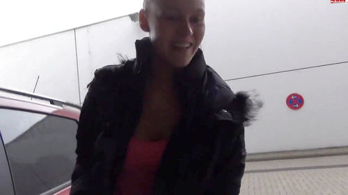 Blondine im Freien auf dem Parkplatz genommen!